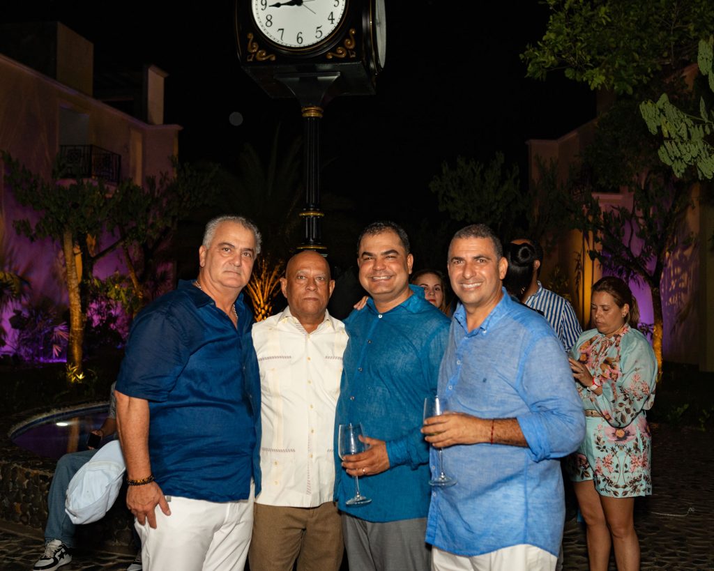 Hombres posando junto al reloj monumental en la inauguración en Pueblito Caribeño