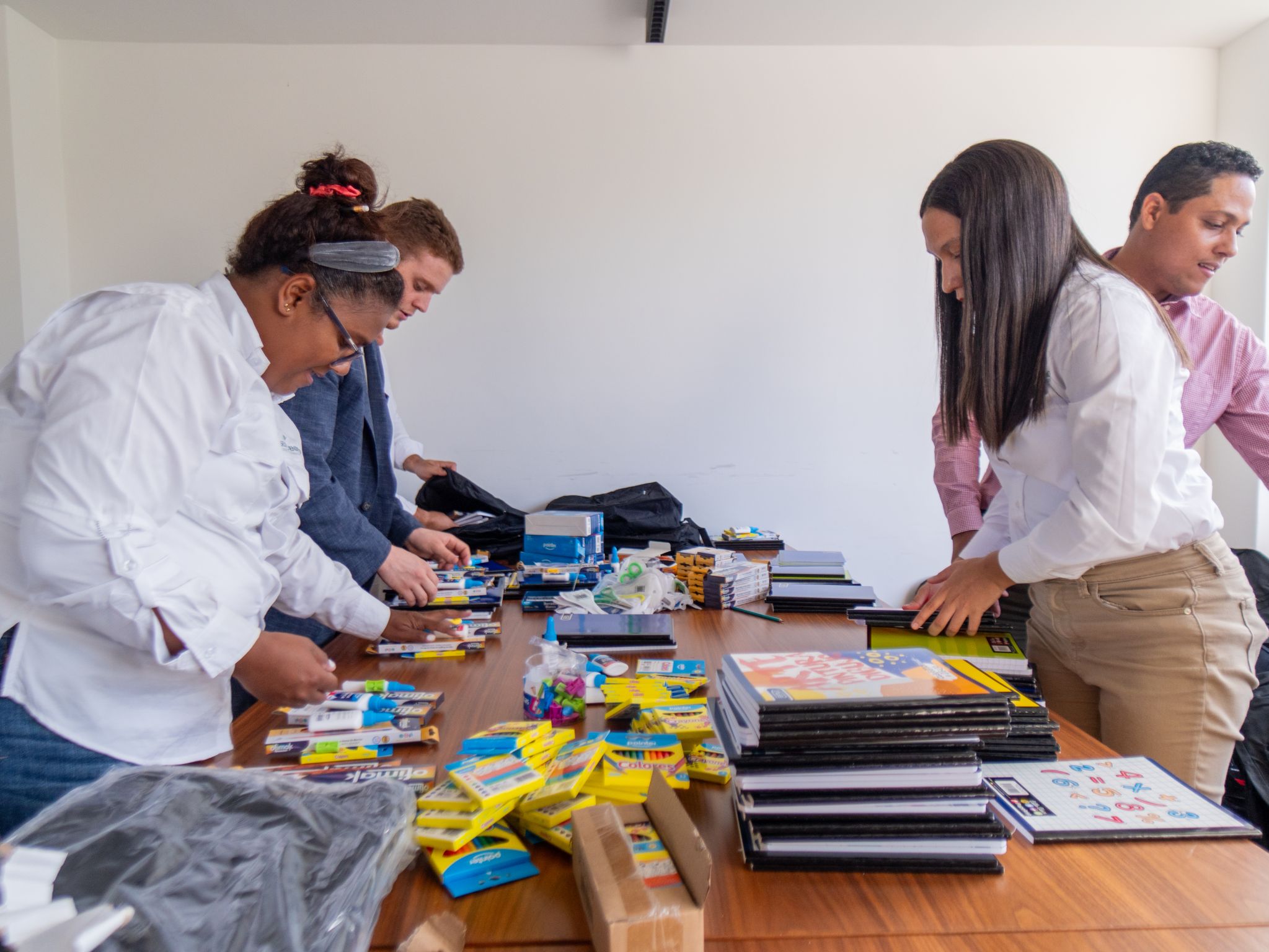 Grupo Paseo del Sendero realiza la donación de 200 mochilas escolares, fomentando la educación y el compromiso con la comunidad