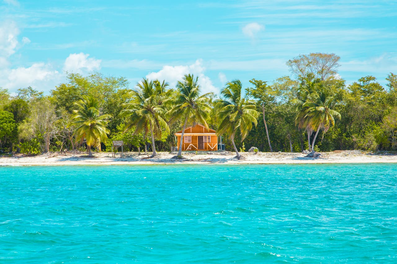 Cabaña frente al mar en la República Dominicana, representando el crecimiento turístico en 2024